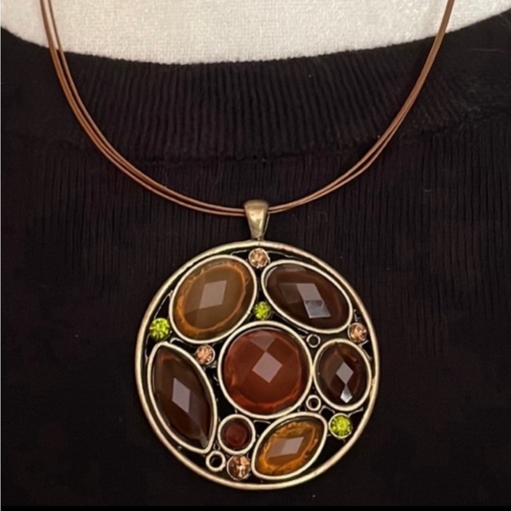 1980s Necklace with earth tone colored stones. Wire. Metal clasp. Adjustable.
